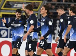 Mit Mühe gegen Dorfclub: Hertha erreicht Pokal-Achtelfinale Die Hertha-Profis bejubeln das 1:0 durch Kapitän Josip Brekalo.