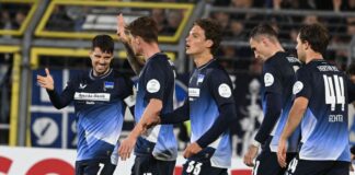 Mit Mühe gegen Dorfclub: Hertha erreicht Pokal-Achtelfinale Die Hertha-Profis bejubeln das 1:0 durch Kapitän Josip Brekalo.