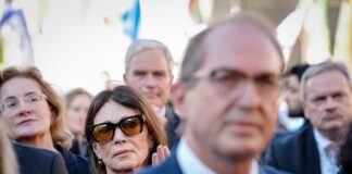 Hunderte Menschen gedenken der Opfer des Terrorangriffs Alexander Dobrindt (CSU), Bundesinnenminister, und die Schauspielerin Iris Berben nehmen an der Gedenkveranstaltung teil.