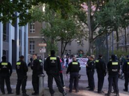 Berliner Polizei: keine vermehrten Aufrufe zu Schulblockaden Die Berliner Polizei im Einsatz bei einer Schülerdemonstration. (Archivbild)