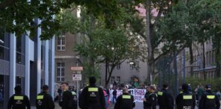 Berliner Polizei: keine vermehrten Aufrufe zu Schulblockaden Die Berliner Polizei im Einsatz bei einer Schülerdemonstration. (Archivbild)