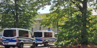 Die Polizei ist mit schwer bewaffneten Kräften zu einer Schule in Potsdam ausgerückt - doch es handelte sich um eine geplante Feueralarmübung.