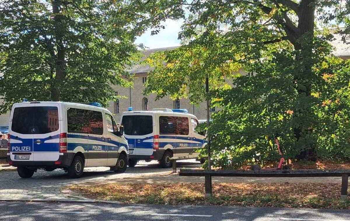 Feueralarmübung löst Polizeieinsatz an Potsdamer Schule aus Die Polizei ist mit schwer bewaffneten Kräften zu einer Schule in Potsdam ausgerückt - doch es handelte sich um eine geplante Feueralarmübung.