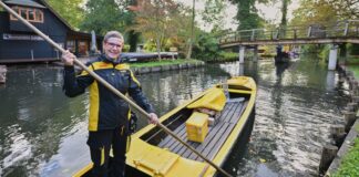 Seit 15 Jahren ist Andrea Bunar auf dem Postkahn im Spreewald unterwegs.