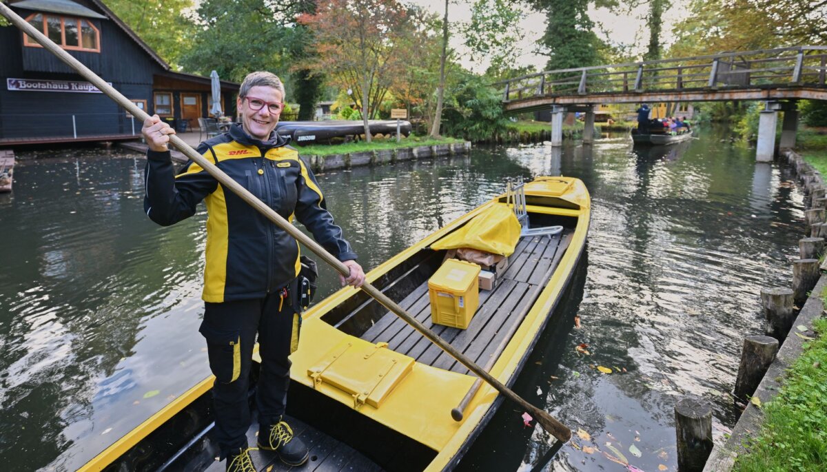 Saisonende der diesjährigen Spreewald-Kahnzustellung Seit 15 Jahren ist Andrea Bunar auf dem Postkahn im Spreewald unterwegs.