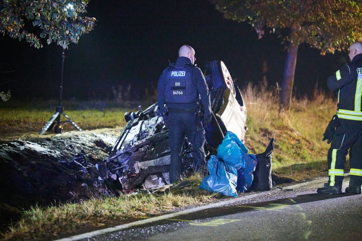 Tote bei Unfall auf Landesstraße in Brandenburg Das beteiligte Auto geriet bei dem schweren Unfall in Brand.