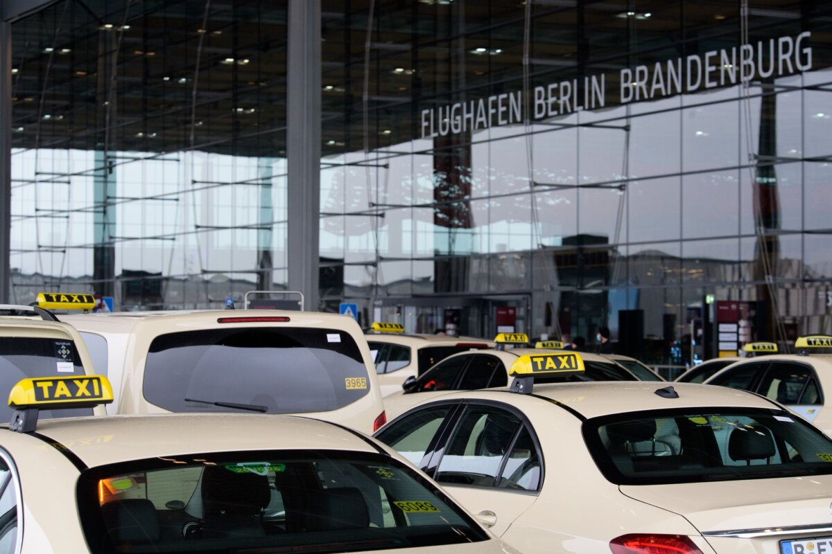 Taxi-Regelung am Flughafen BER Der Landkreis Dahme-Spreewald hat eine Vereinbarung zum Taxi-Transport am BER zum kommenden Jahr gekündigt. (Archivbild)