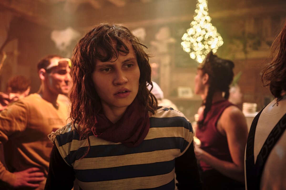 ZDF-Serie "WAKE UP" Luna Jordan spielt in der ZDF-Serie «Wake Up» die Hauptrolle der Emilia, die sich aus Schuldgefühlen einer futuristischen Therapie unterzieht.