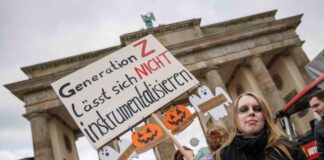 Hunderte Menschen bei Protest am Brandenburger Tor Die Initiative «Gen Z regelt» rief zu einer Kundgebung am Brandenburger Tor in Berlin auf.