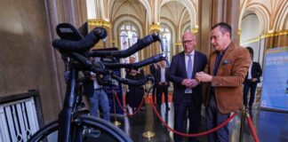 Ausstellung im Rathaus erinnert an Opfer des Hamas-Terrors Kurator Adi Rubinstein (r.) zeigt Berlins Regierendem Bürgermeister Kai Wegner (CDU) das Fahrrad von Lior Waitzman.