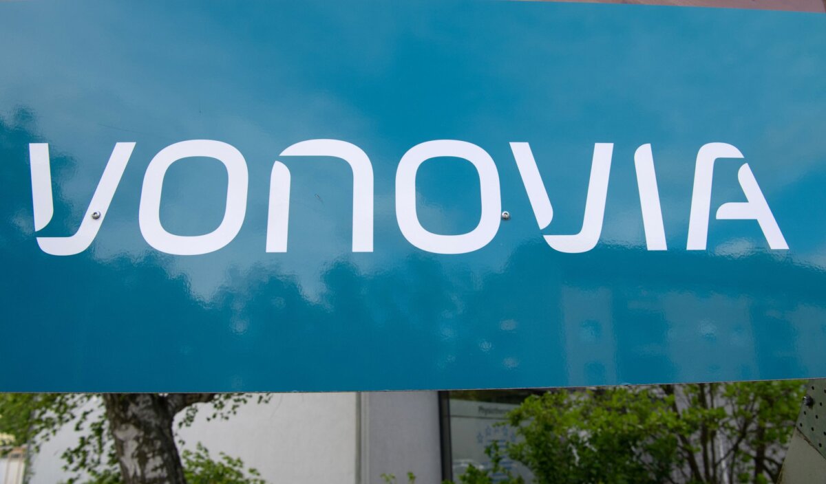 Vonovia Die Berliner Linke, Grüne und SPD haben sich auf einen vorläufigen Fahrplan für die Vergesellschaftung großer Wohnungskonzerne verständigt. (Archivbild)