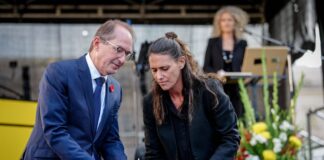 Dobrindt ruft zu klarer Haltung gegen Antisemitismus auf Gemeinsam mit anderen Teilnehmern zündete Dobrindt Kerzen im Gedenken an den 7. Oktober an.