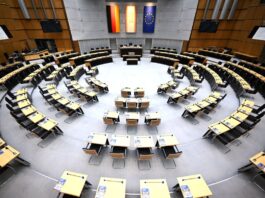 Neues Berliner Abgeordnetenhaus tagt erstmals Im neuen Berliner Abgeordnetenhaus finden 153 Abgeordnete Platz.