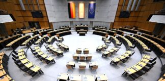 Neues Berliner Abgeordnetenhaus tagt erstmals Im neuen Berliner Abgeordnetenhaus finden 153 Abgeordnete Platz.