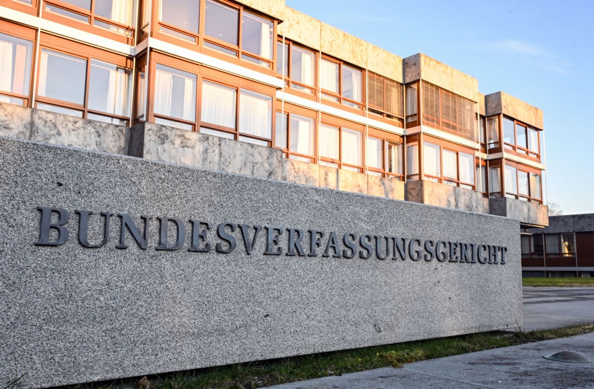 Bundesverfassungsgericht An Deutschlands höchstem Gericht in Karlsruhe könnten schon bald neue Klagen eingehen - CDU und CSU drohen mit Normenkontrollklagen gegen die Pläne der möglichen Regierungen in Berlin und Sachsen-Anhalt. (Illustration)