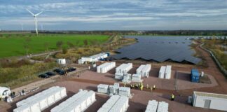 In Zeiten ohne Strom aus Wind und Sonne sollen künftig Batteriespeicher das Netz stabilisieren. Der Markt boomt: Bei Zerbst in Sachsen-Anhalt hat der norwegische Energiekonzern Statkraft eine solche Anlage errichtet. (Archivbild)