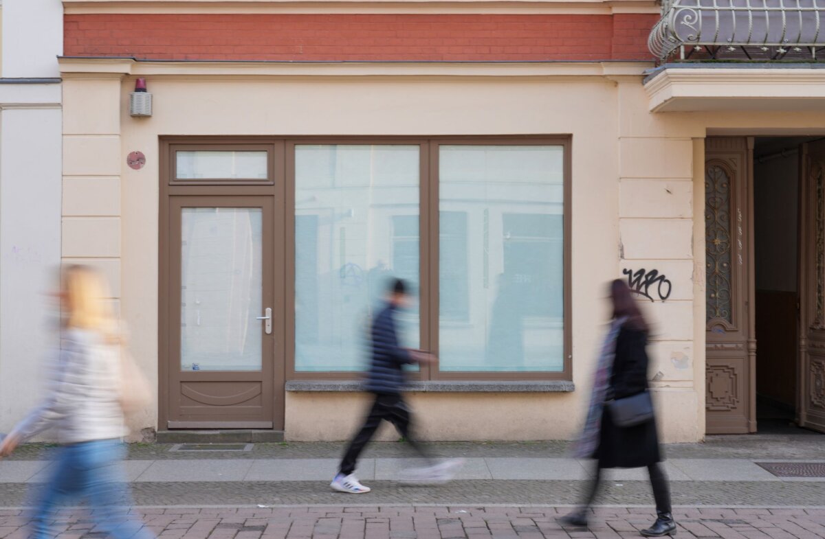 Menschen auf einer Straße In Brandenburg hat im Durchschnitt eine der ältesten Bevölkerungen Deutschlands. (Symbolbild)