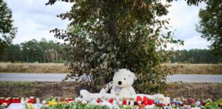 Tod von Mopedfahrern: Menschen halten am Unfallort inne Blumen und Kerzen säumen die Landstraße am Unfallort bei Biesenthal im Kreis Barnim.