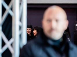 Berliner Linke befindet über Koalitionsgespräche Linken-Fraktionsvorsitzende Elif Eralp (M) steht auf dem Parteitag unter Personenschutz.