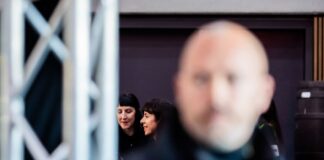 Linken-Fraktionsvorsitzende Elif Eralp (M) steht auf dem Parteitag unter Personenschutz. 
