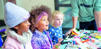 Leuchtende Kinderaugen – Unsere Tipps für die Herbstferien Spaß und Spannung für kleine Neugierige – wie hier in der Galerie Wedding. Bild: Laura Gebhard