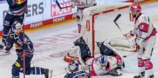 Serie reißt: Eisbären Berlin verlieren gegen München Goalie Jonas Neffin und Andreas Eder (r.) von den Eisbären Berlin können das dritte Tor der Münchener nicht verhindern.