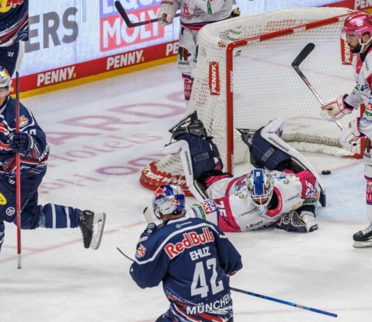 Serie reißt: Eisbären Berlin verlieren gegen München Goalie Jonas Neffin und Andreas Eder (r.) von den Eisbären Berlin können das dritte Tor der Münchener nicht verhindern.