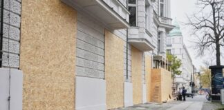 Proteste von «Gen Z» – Großeinsatz für Berliner Polizei Schaufenster von Geschäften auf dem Kurfürstendamm werden aus Sorge über mögliche Ausschreitungen geschützt.