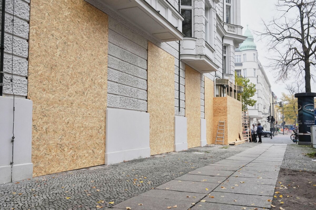 Vor den Demonstrationen „Gen Z regelt“ – Berlin Schaufenster von Geschäften auf dem Kurfürstendamm werden aus Sorge über mögliche Ausschreitungen geschützt.