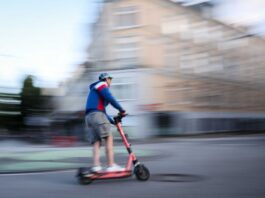 15-Jährige fliehen auf E-Scootern vor Polizeikontrolle Zwei Jugendliche sind auf E-Scootern vor einer Verkehrskontrolle geflohen. (Illustration)
