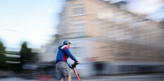 15-Jährige fliehen auf E-Scootern vor Polizeikontrolle Zwei Jugendliche sind auf E-Scootern vor einer Verkehrskontrolle geflohen. (Illustration)