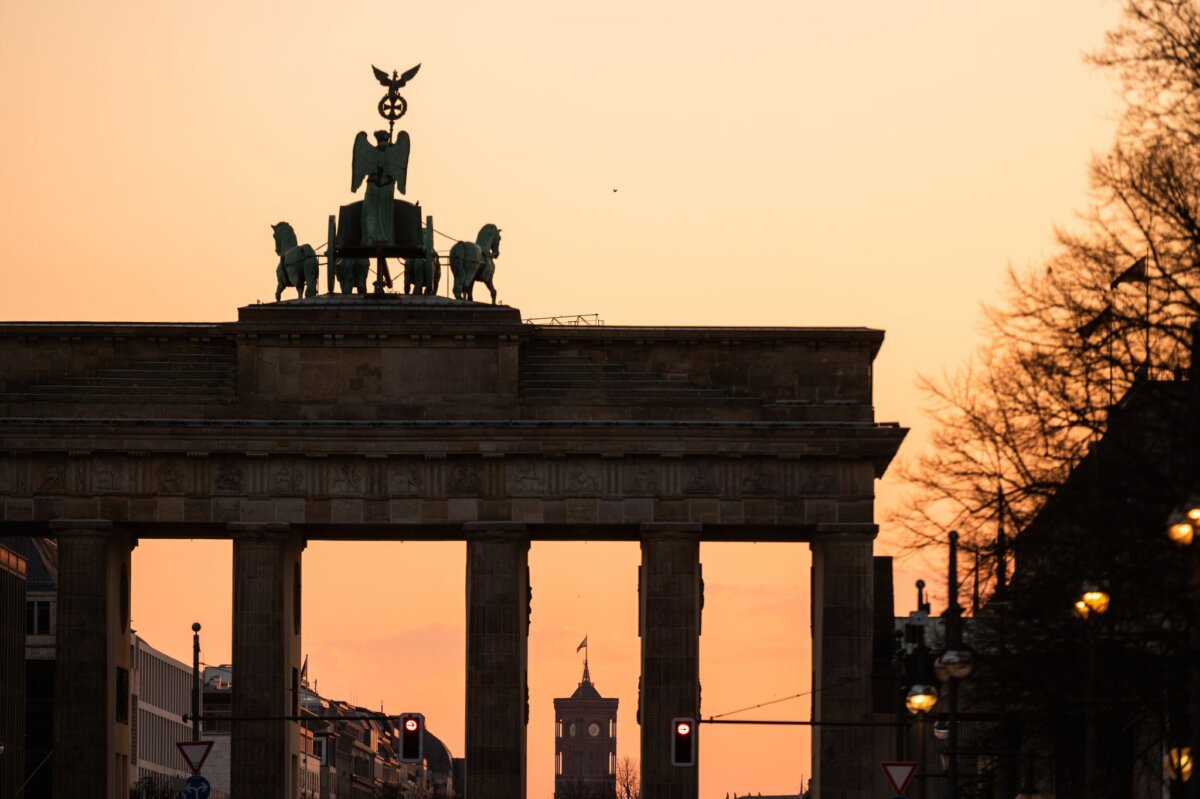 Berlin Die Fassadenbeleuchtung des Brandenburger Tors wird modernisiert. Neue LED-Technik soll die aktuelle Anlage von 2002 ersetzen (Archivbild).