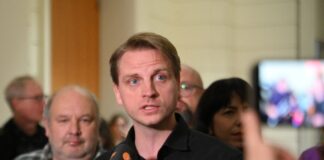 Der Co-Landesvorsitzende der Berliner Linke, Maximilian Schirmer, gab ein Statement vor Medienvertretern ab.