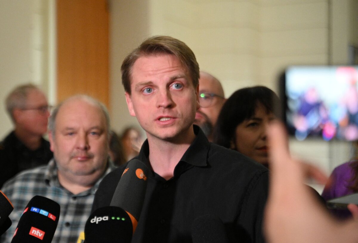 Konstituierende Sitzung Berliner Abgeordnetenhaus Der Co-Landesvorsitzende der Berliner Linke, Maximilian Schirmer, gab ein Statement vor Medienvertretern ab.