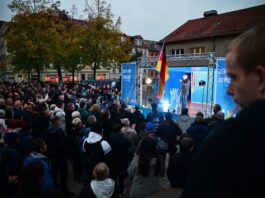 Gewaltattacke: Hunderte gehen nach AfD-Aufruf auf Straße Hunderte Menschen folgten dem AfD-Aufruf.