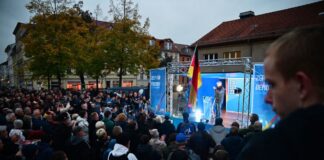 Gewaltattacke: Hunderte gehen nach AfD-Aufruf auf Straße Hunderte Menschen folgten dem AfD-Aufruf.