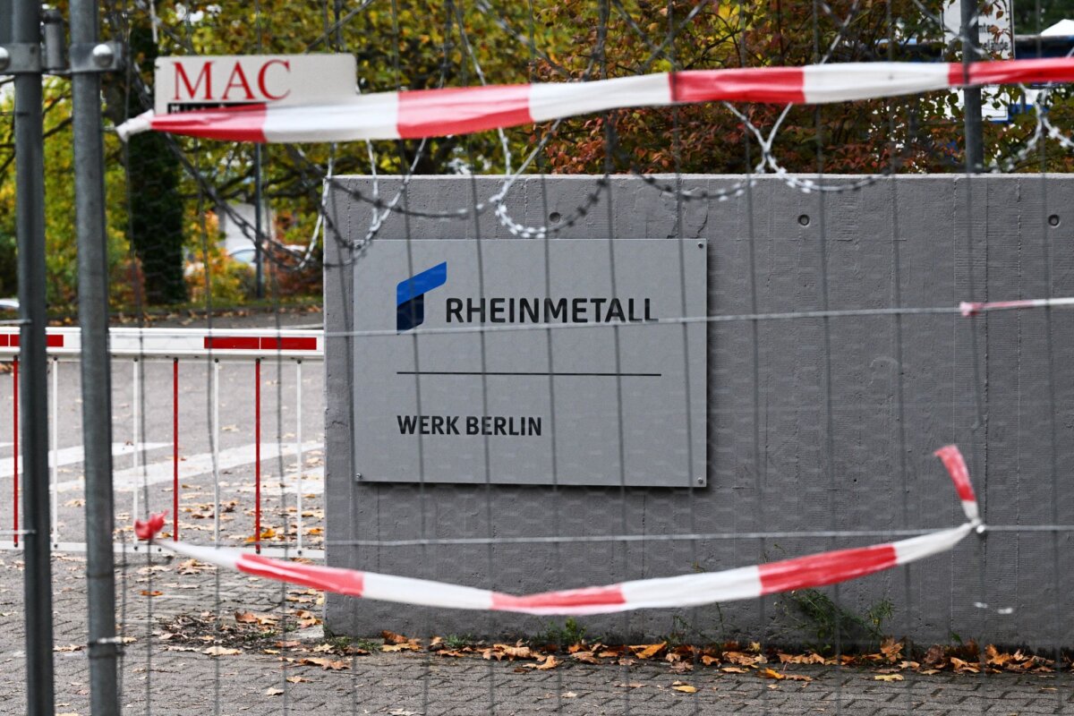 Demonstranten gegen Rheinmetall in Berlin-Wedding Laut Polizei werde wegen Nötigung sowie wegen des Verwendens verfassungswidriger Kennzeichen aufgrund von Ausrufen ermittelt.