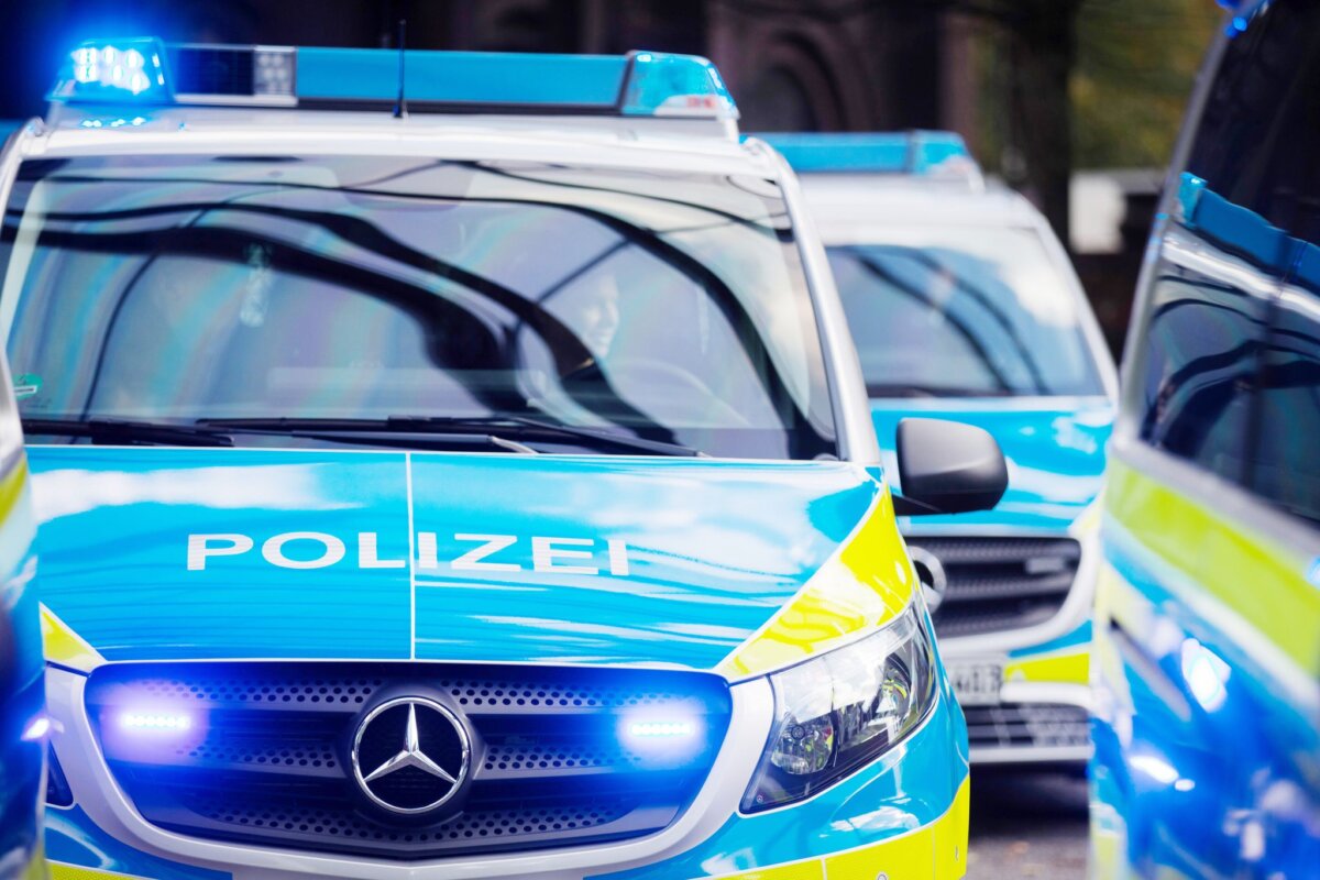 Lieferwagen gestohlen – Polizei findet Täter auf Ladefläche Die Polizei ermittelt wegen Hausfriedensbruch, Sachbeschädigung und wegen eines Verstoßes gegen das Waffengesetz. (Symbolbild)