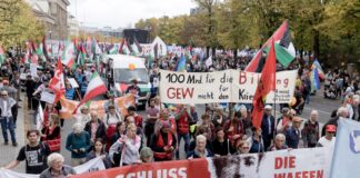 Tausende demonstrieren gegen Aufrüstung und Wehrpflicht Rund 5.800 Menschen zogen laut Polizei gegen Aufrüstung und Militarisierung durch die Hauptstadt.
