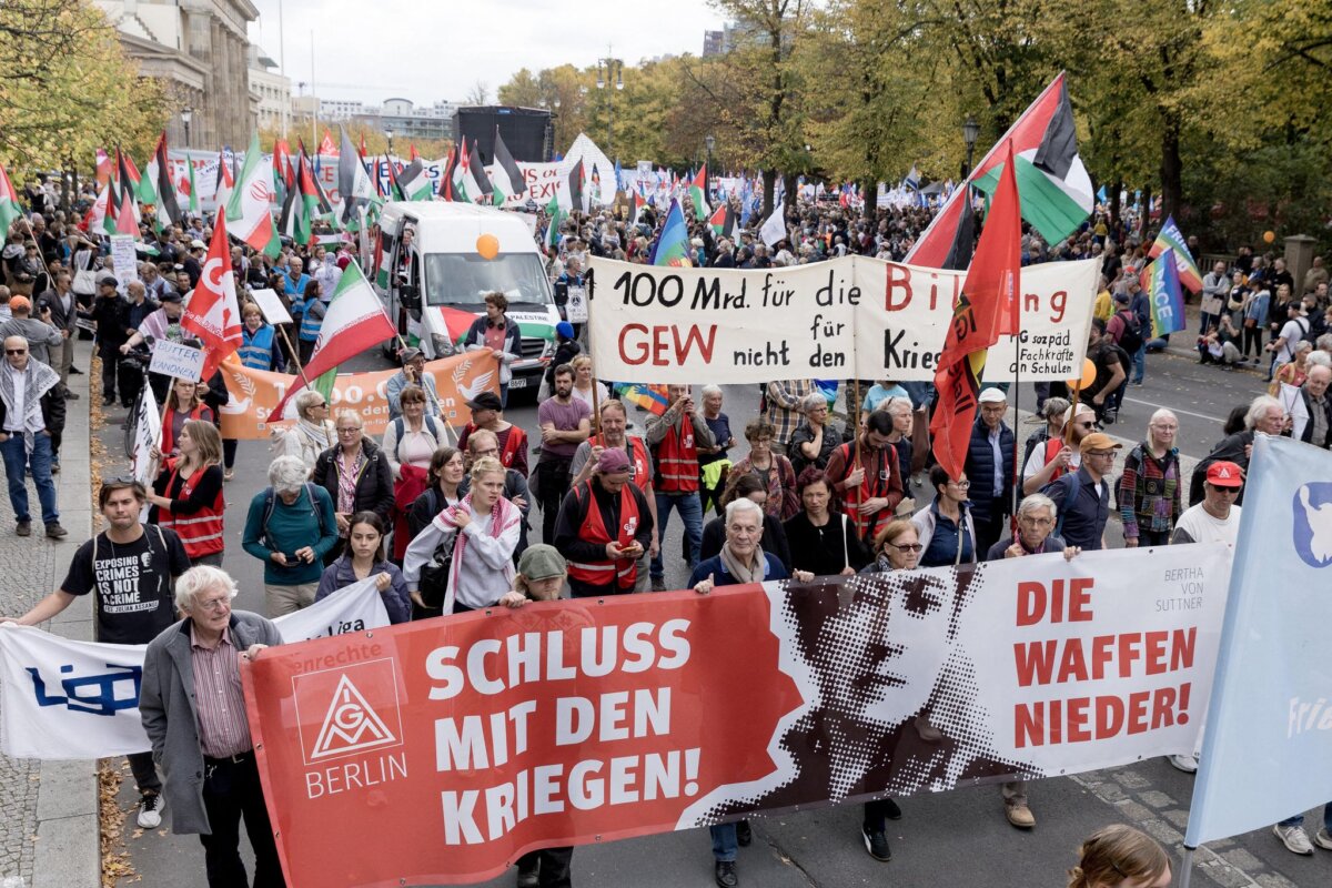 Friedensdemonstration gegen Aufrüstung und Krieg in Berlin Rund 5.800 Menschen zogen laut Polizei gegen Aufrüstung und Militarisierung durch die Hauptstadt.