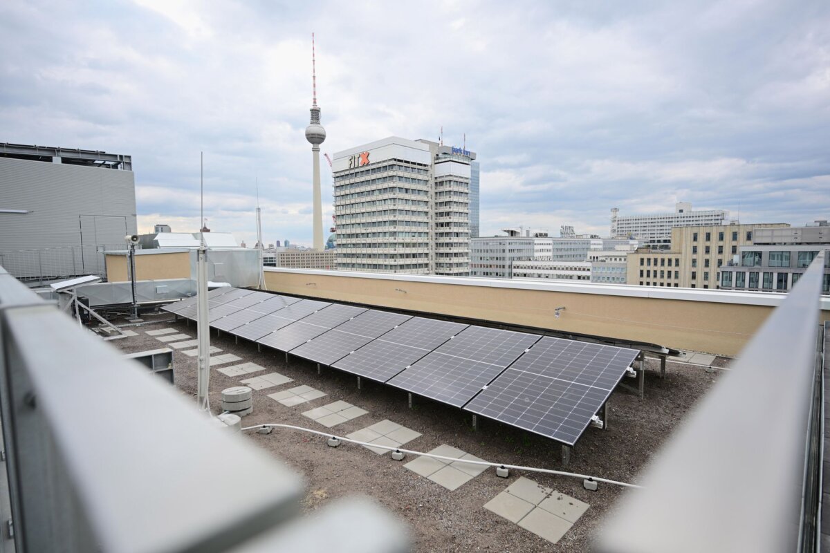 Solarpaneele auf dem Haus der Statistik Seit 2023 gibt es in Berlin die Solarpflicht. (Archivbild)