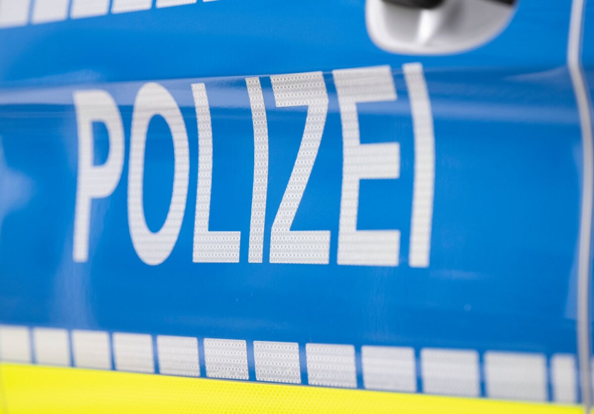 Symbolbild Polizei Die Polizei ermittelt zu einem Schädel, der am Straßenrand gefunden wurde. (Archivbild)