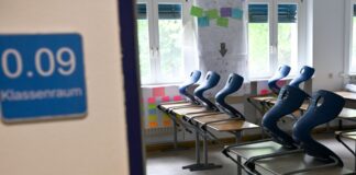 Stipendium lockt angehende Lehrkräfte an ländliche Schulen Ohne Lehrkräfte bleiben die Stühle in den Klassenräumen meist hochgestellt. (Symbolbild)