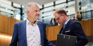 Anwalt: Ermittlung gegen SPD-Politiker – Verbindung zu Krach Die Immunität des niedersächsischen SPD-Fraktionschefs Politze (links) wurde einstimmig aufgehoben.