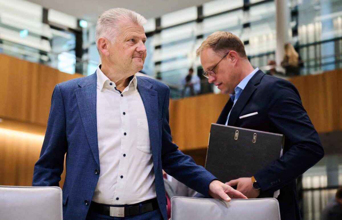 Immunität von Niedersachsens SPD-Fraktionschef Politze aufgehoben Die Immunität des niedersächsischen SPD-Fraktionschefs Politze (links) wurde einstimmig aufgehoben.