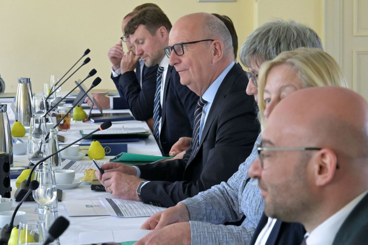 Das Brandenburger Kabinett vor Ort Brandenburgs Regierung geht bei der Reihe «Kabinett vor Ort» auf Tour außerhalb der Staatskanzlei. (Archivbild)