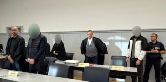 Mutmaßliche «Wegwerf-Agenten» gestehen Bauschaum-Attacken Im Raum steht der Verdacht, dass die vier jungen Menschen als sogenannte «Wegwerfagenten» für einen bislang unbekannten Auftraggeber gehandelt haben könnten.