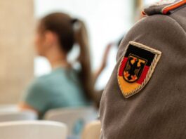 Berlins SPD-Chef: Bundeswehr weiter an Schulen präsent Jugendoffizierinnen und -offiziere der Bundeswehr werden von manchen Berliner Schulen regelmäßig eingeladen. (Symbolbild)