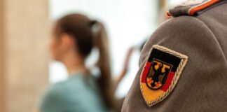 Berlins SPD-Chef: Bundeswehr weiter an Schulen präsent Jugendoffizierinnen und -offiziere der Bundeswehr werden von manchen Berliner Schulen regelmäßig eingeladen. (Symbolbild)