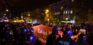 Angespannte Stimmung und Böllerwürfe bei Demo in Berlin Die Polizei rief Demonstranten dazu auf, «sich unbedingt friedlich» zu verhalten.